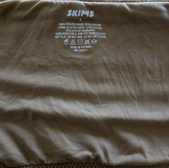 SKIMS Strapless Bandeau - Picture 4 of 4